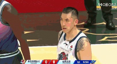 开场就给裁判压力!陶汉林跳球犯规 技术台讨论后同曦球权改重跳 开场就给裁判压力!陶汉林跳球犯规 技术台讨论后同曦球权改重跳